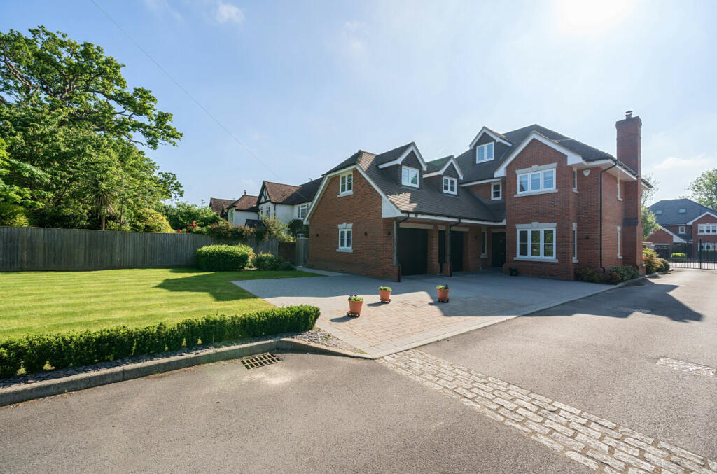 5 bedroom detached house for sale in Finchampstead Road, Wokingham
