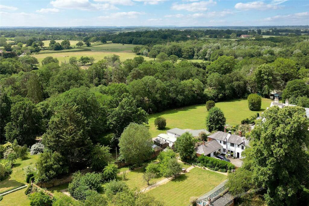 5 bedroom link detached house for sale in Lambs Lane, Swallowfield