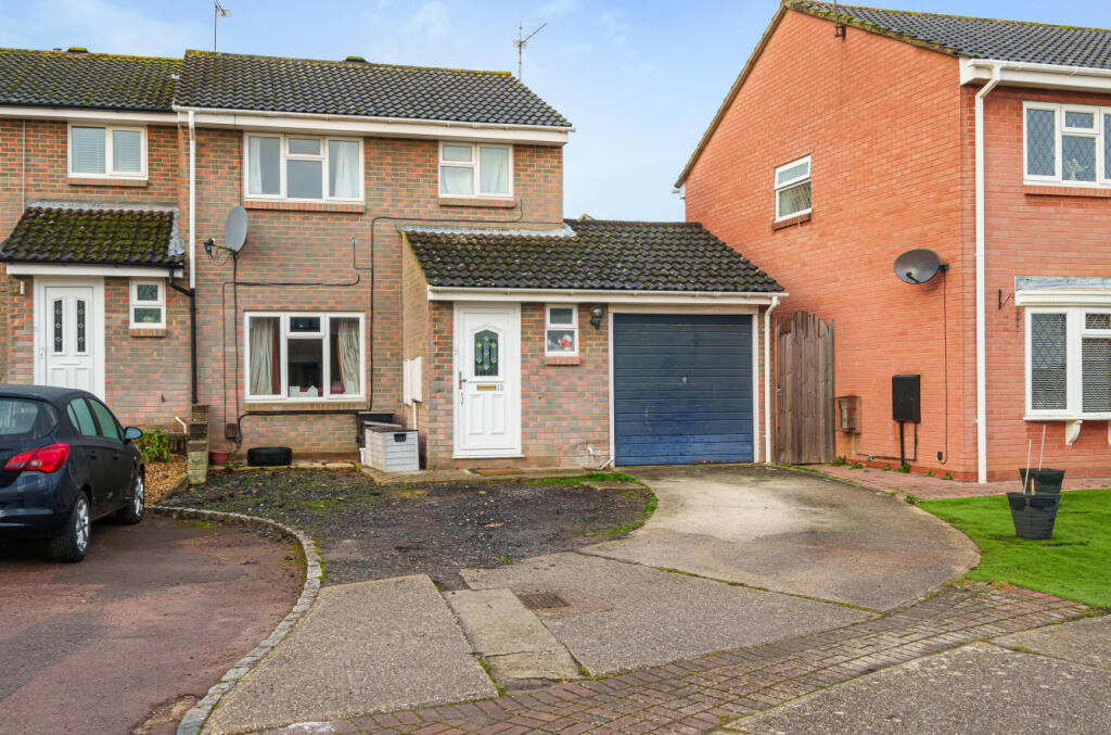 3 bedroom link detached house for sale in Wren Close, Wokingham