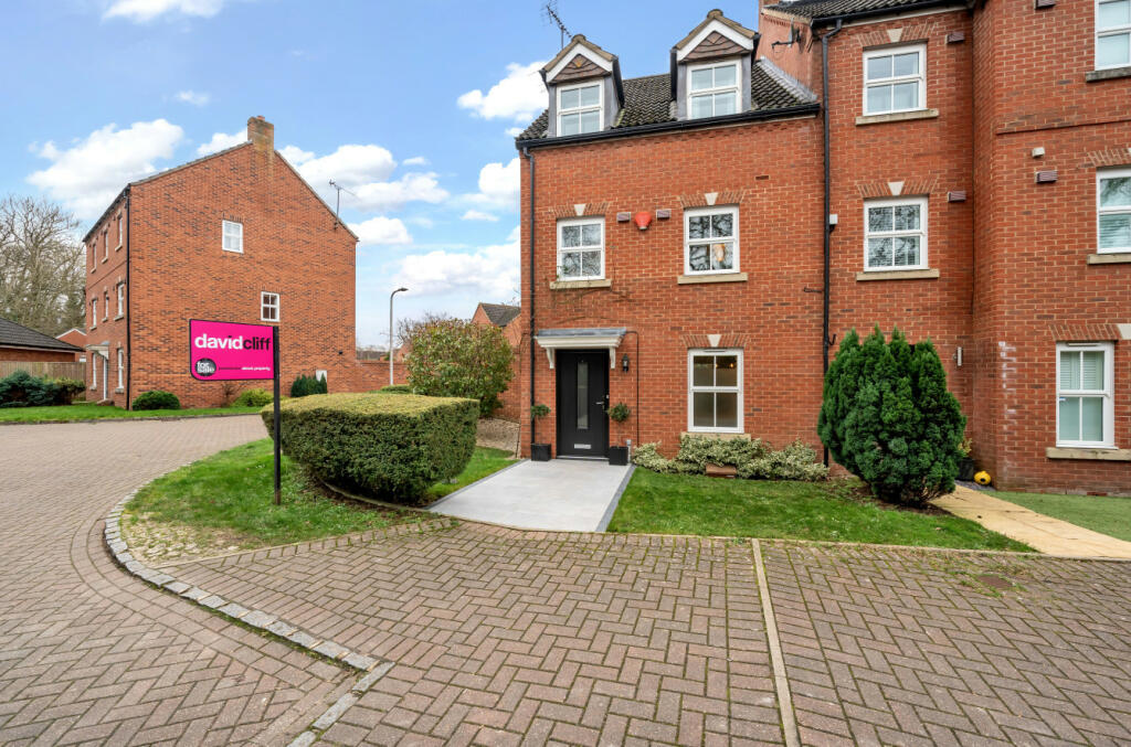 4 bedroom end of terrace house for sale in Victoria Walk, Wokingham