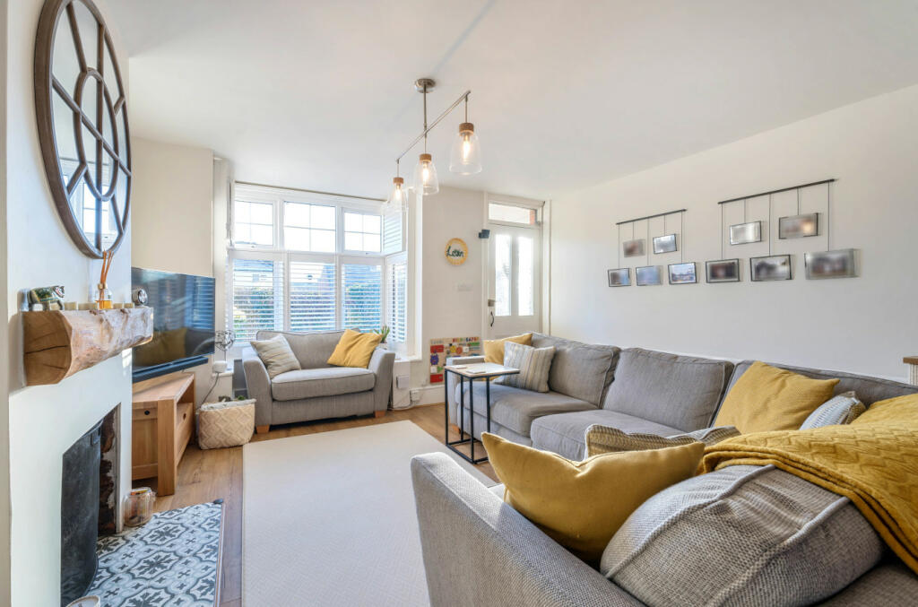 3 bedroom terraced house for sale in Emmbrook Road, Wokingham