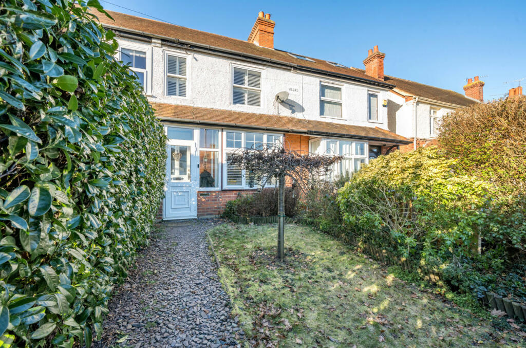 3 bedroom terraced house for sale in Emmbrook Road, Wokingham