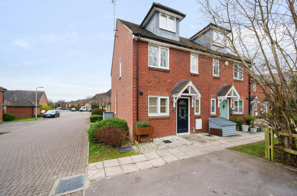 3 bedroom end of terrace house for sale in Jersey Drive, Winnersh