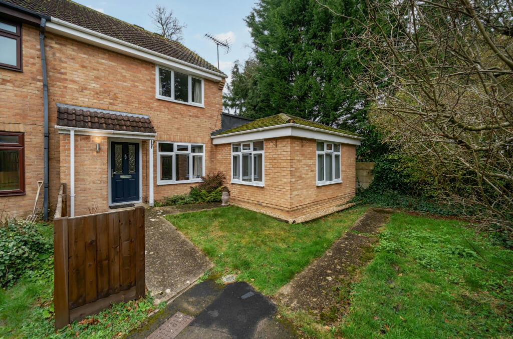 3 bedroom end of terrace house for sale in Roycroft Lane, Finchampstead