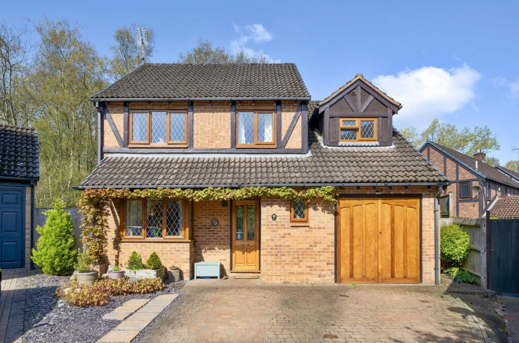 4 bedroom detached house for sale in Dorset Way, Wokingham, Berkshire, RG41