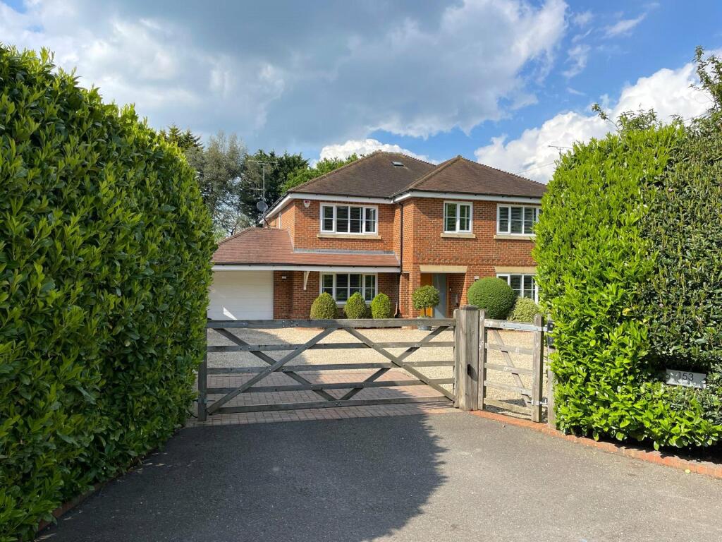 5 bedroom detached house for sale in Nine Mile Ride, Finchampstead