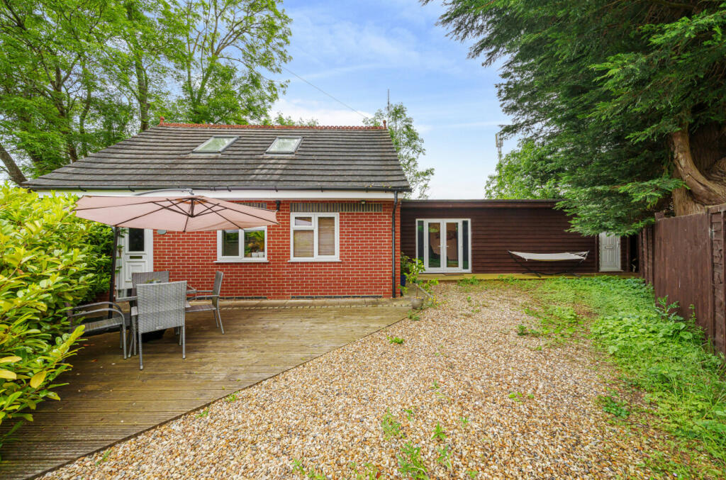 2 bedroom detached house for sale in Finchampstead Road, Wokingham, RG40