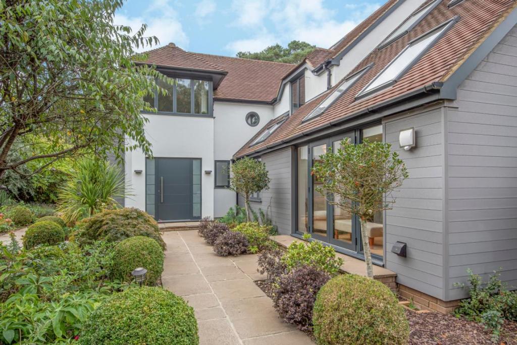 5 bedroom detached house for sale in Wellingtonia Avenue, Crowthorne