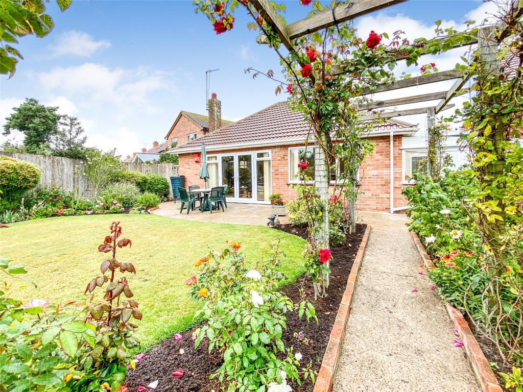 3 bedroom bungalow for sale in Berrow Road, Burnham on Sea, Somerset, TA8