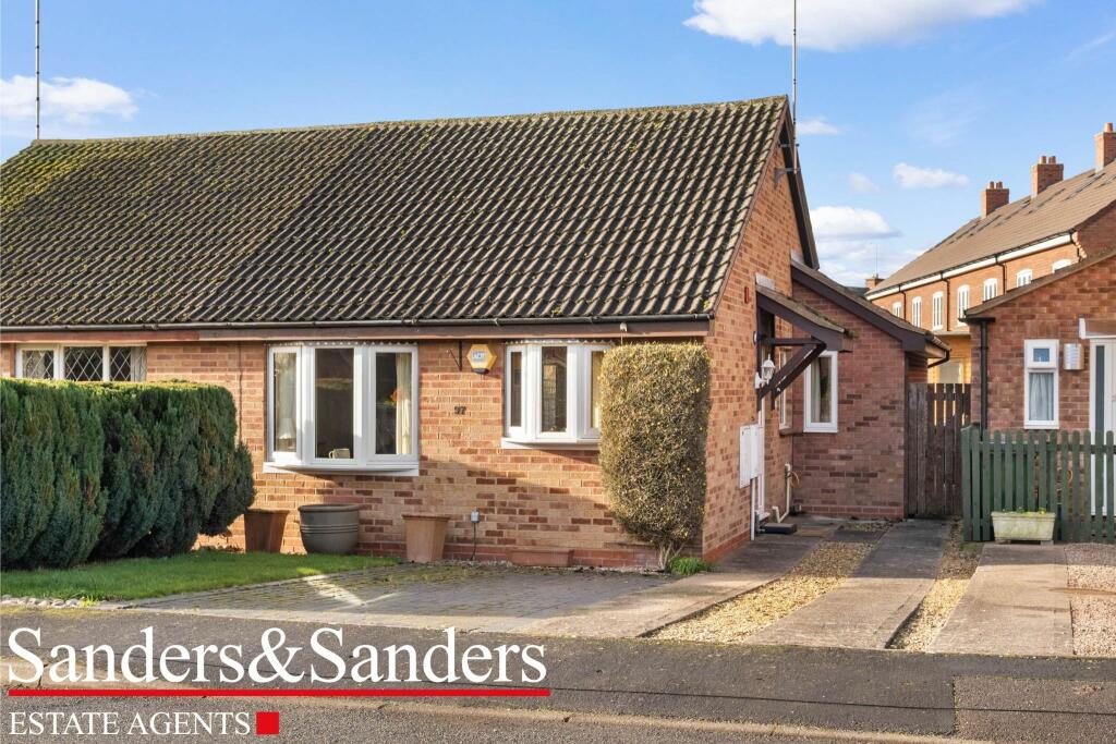 2 bedroom semidetached bungalow for sale in Seymour Road, Alcester, B49
