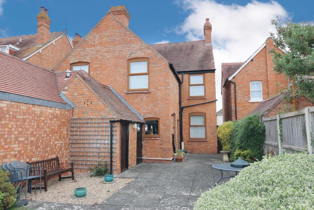 3 bedroom semidetached house for sale in Victoria Road, Bidfordon