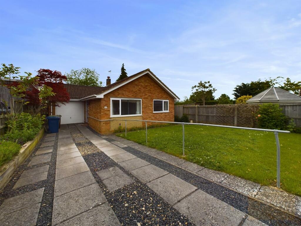 2 bedroom detached bungalow for sale in Far Sandfield, Churchdown