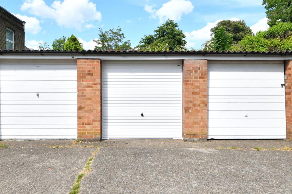 Main image of property: Moss Hall Grove, North Finchley, N12