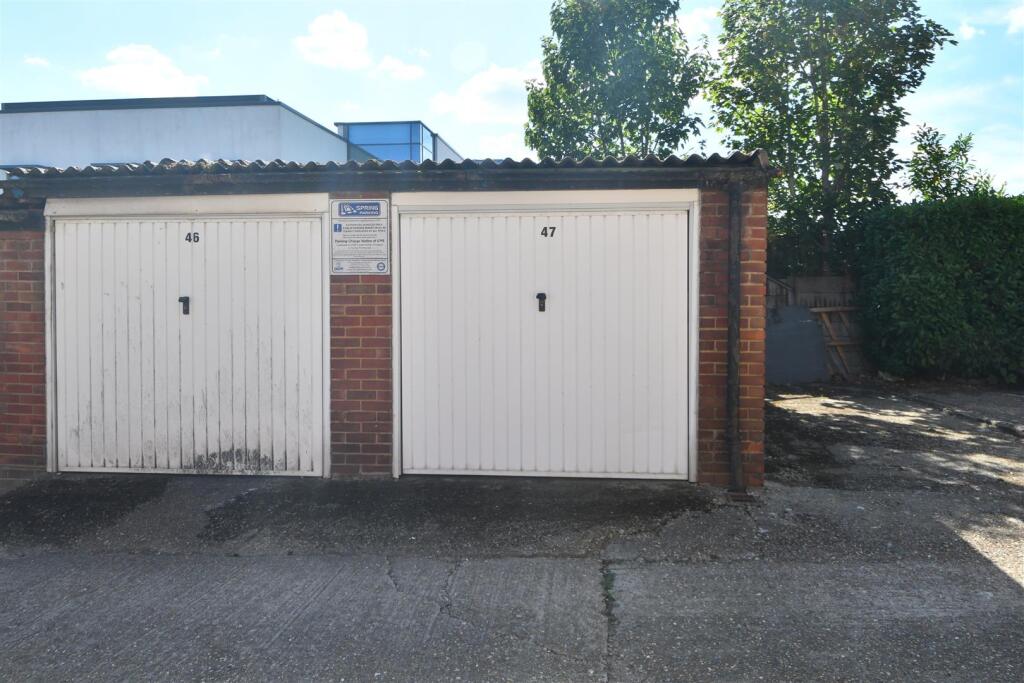 Main image of property: High Road, North Finchley, N12