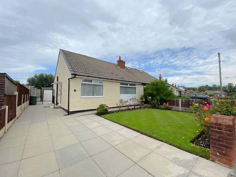2 bedroom semidetached bungalow for sale in Milburn Avenue Thornton