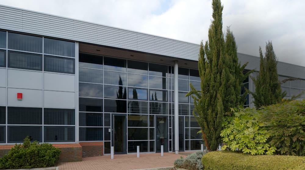 Industrial park to lease in 687 Stirling Road, Slough Trading Estate