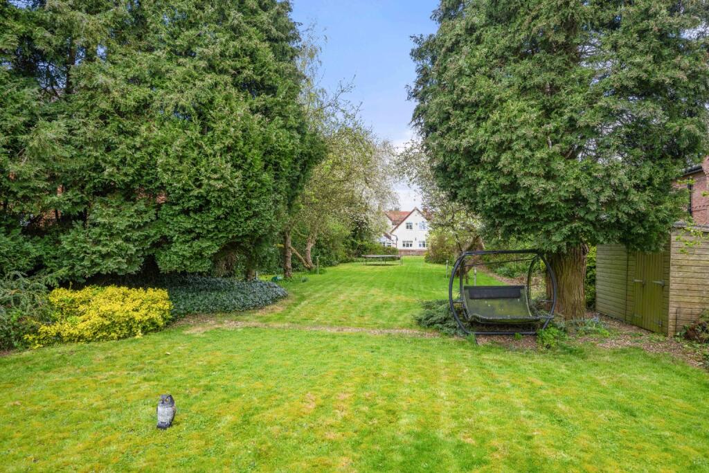 6 bedroom detached house for sale in Bushby, LE7