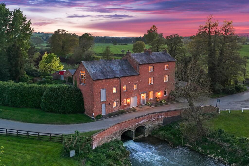 Main image of property: The Avenue, Flore, Northamptonshire, NN7