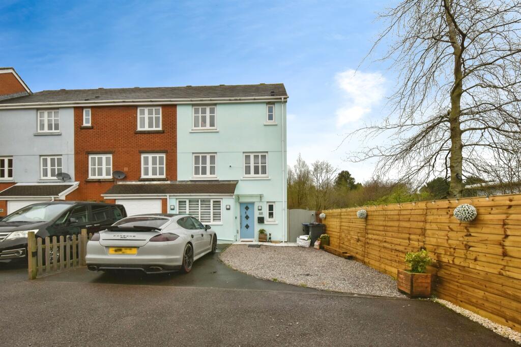 3 bedroom town house for sale in Lakeside Close, Nantyglo, Ebbw Vale, NP23