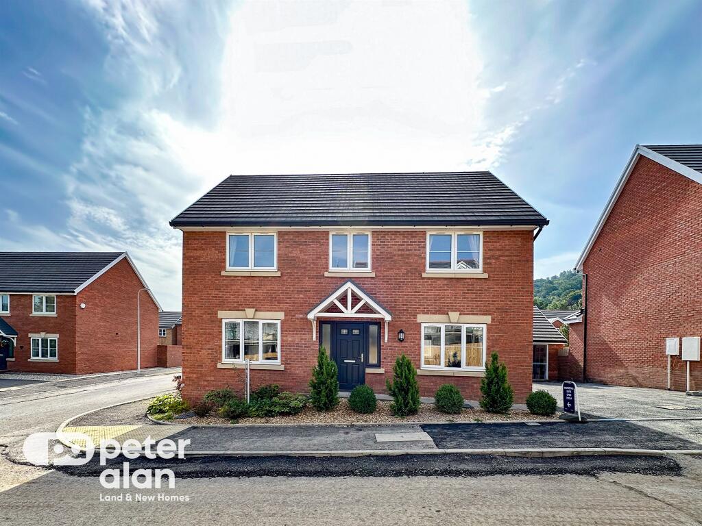 4 bedroom detached house for sale in Cwm Heulwen, Aberdare, CF44