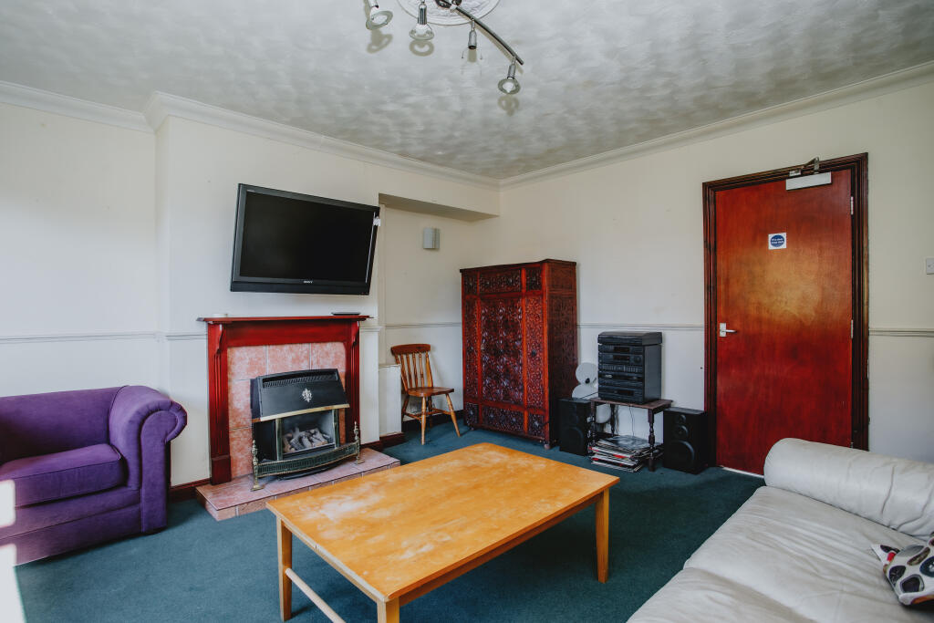 6 bedroom semi-detached house for rent in Burrows Crescent, Nottingham, Nottinghamshire, NG9