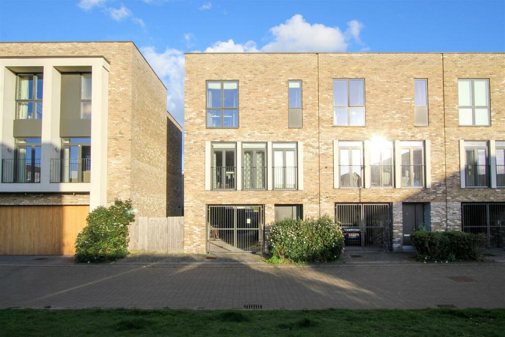 3 bedroom town house for rent in Willers Lane, Trumpington, CB2