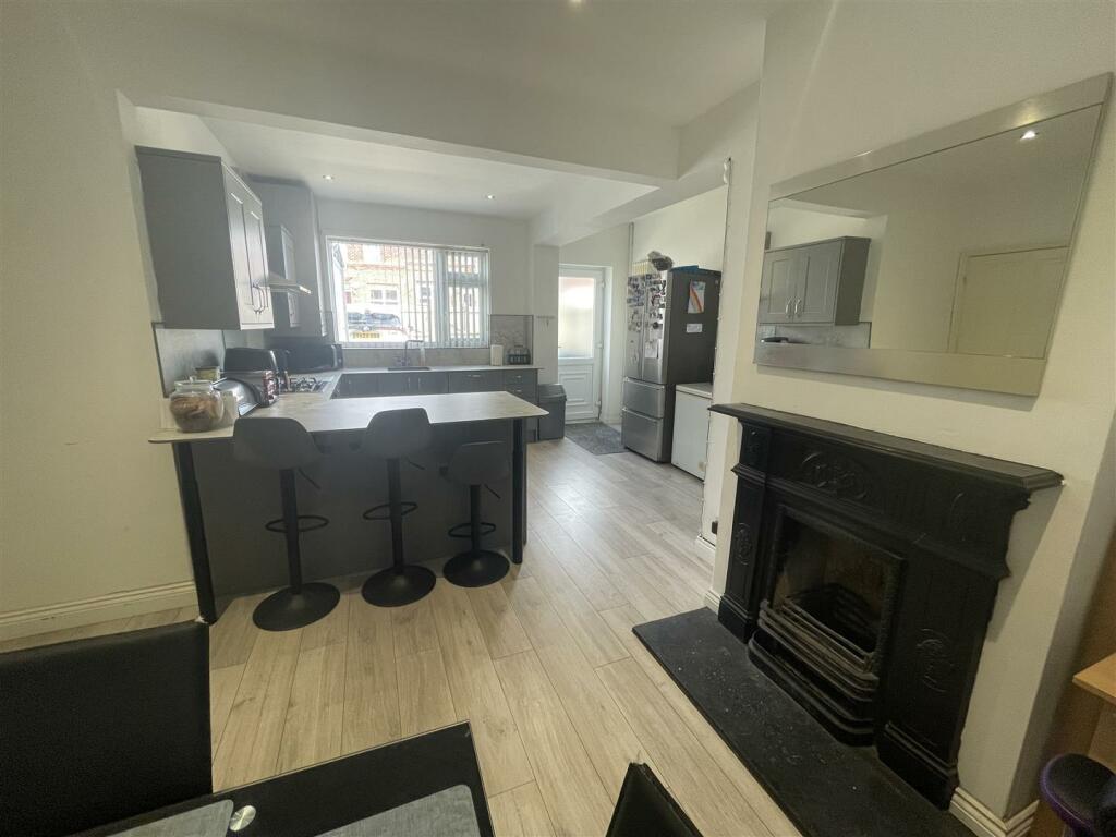 4 bedroom semidetached house for sale in Lansbury Drive, Birtley