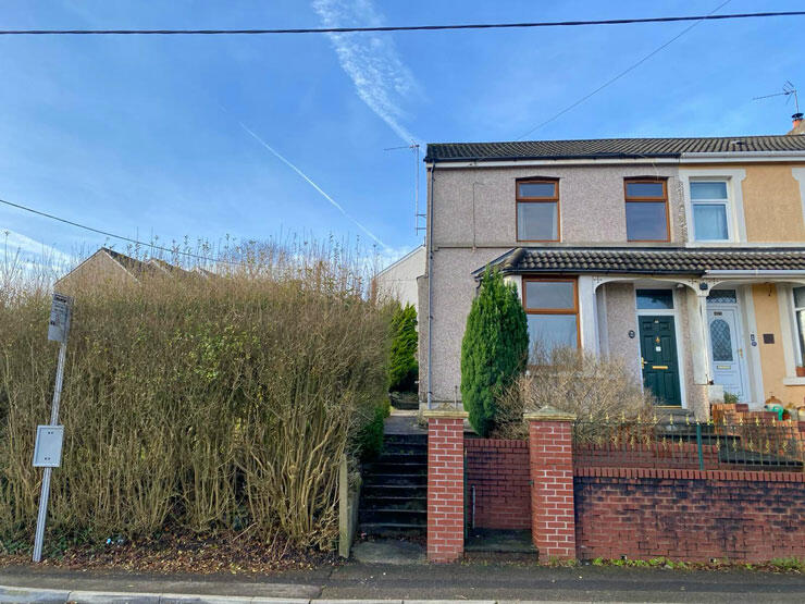 3 bedroom end of terrace house for sale in Brynavon Terrace, Hengoed