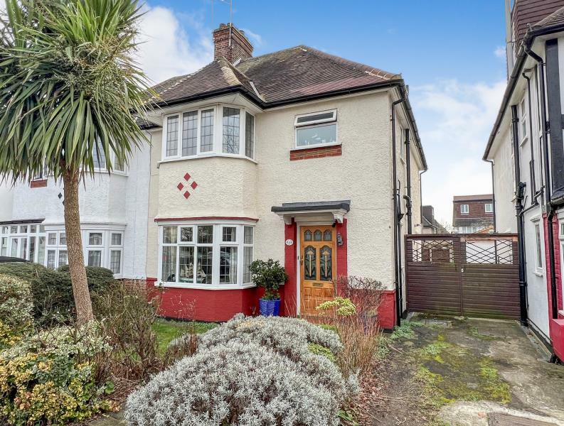 3 bedroom semidetached house for sale in St Pauls Way, Finchley, N3