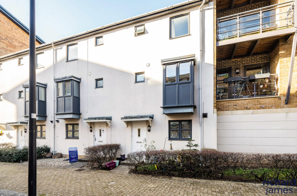3 bedroom terraced house for sale in Tuke Walk, Okus, Swindon, SN1