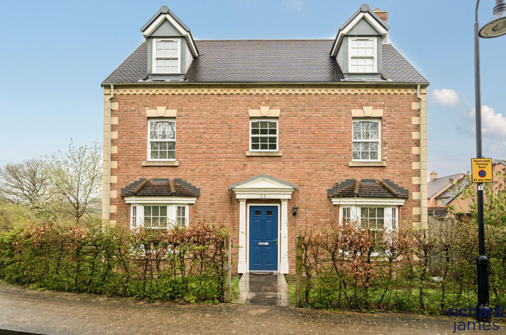 5 bedroom detached house for sale in Dunsley Vale, Wichelstowe, Swindon