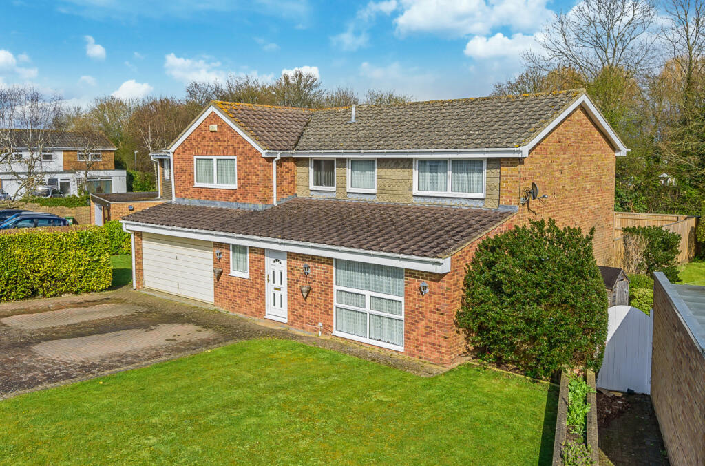 5 bedroom detached house for sale in Fairlawn, Liden, Swindon