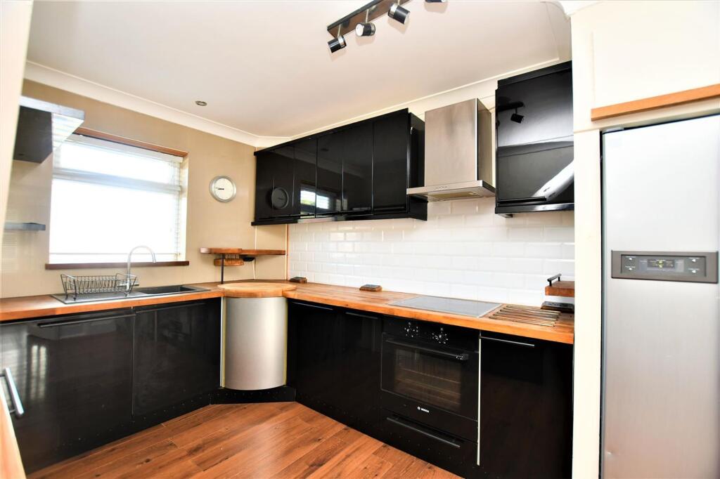 Main image of property: How Wood, Park Street, AL2