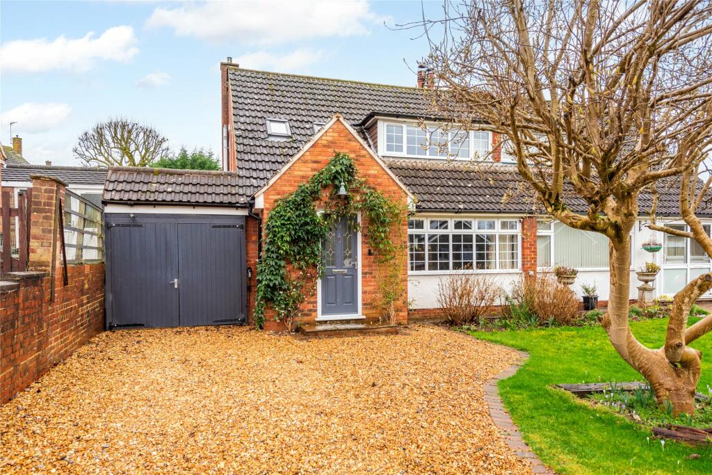 3 bedroom semidetached house for sale in Monmouth Road, Harlington