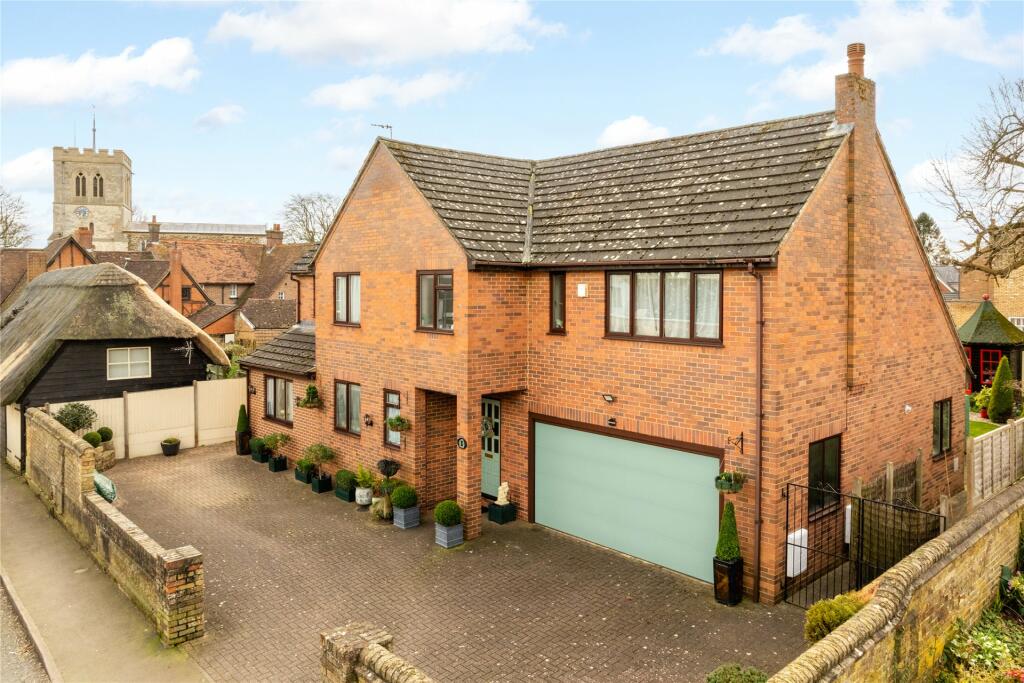 4 bedroom detached house for sale in Park Road, Toddington, Dunstable