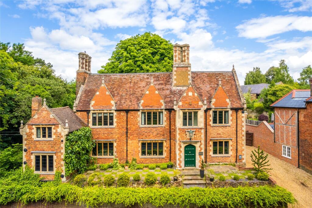 Main image of property: Watling Street, Little Brickhill, Milton Keynes, Buckinghamshire, MK17