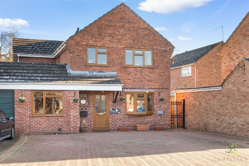 4 bedroom link detached house for sale in Seward Road, Badsey, Evesham, WR11