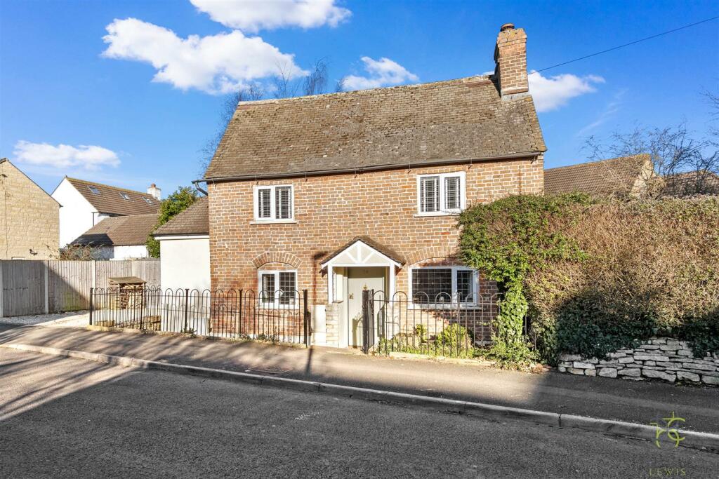 3 bedroom cottage for sale in Stoke Road, Cleeve, Cheltenham, GL52