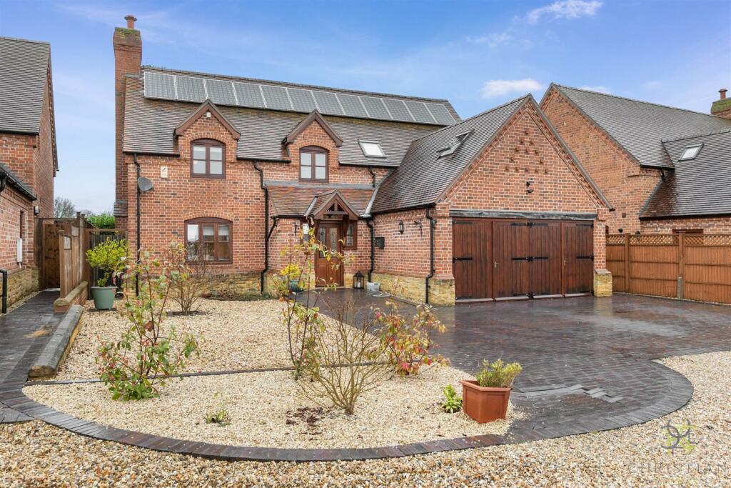 4 bedroom detached house for sale in Hawkes Piece, Harvington, Evesham
