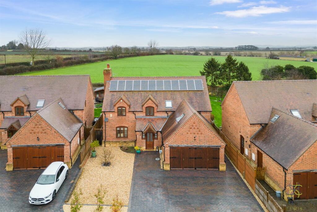 4 bedroom detached house for sale in Hawkes Piece, Harvington, Evesham