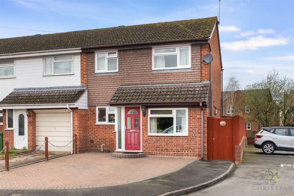 3 bedroom end of terrace house for sale in Chestnut Close, Hampton
