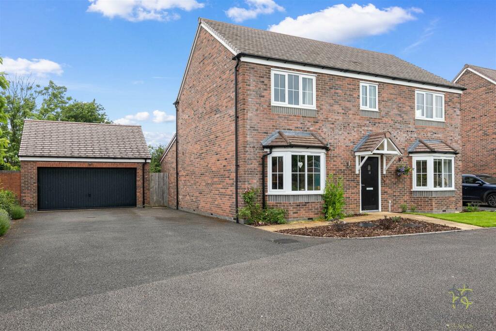 4 bedroom detached house for sale in Orchard Close, South Littleton
