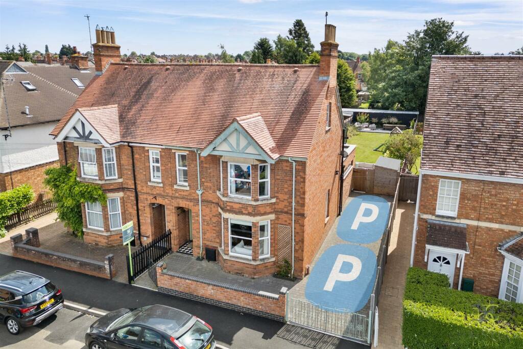 4 bedroom semidetached house for sale in Northwick Road, Evesham, WR11