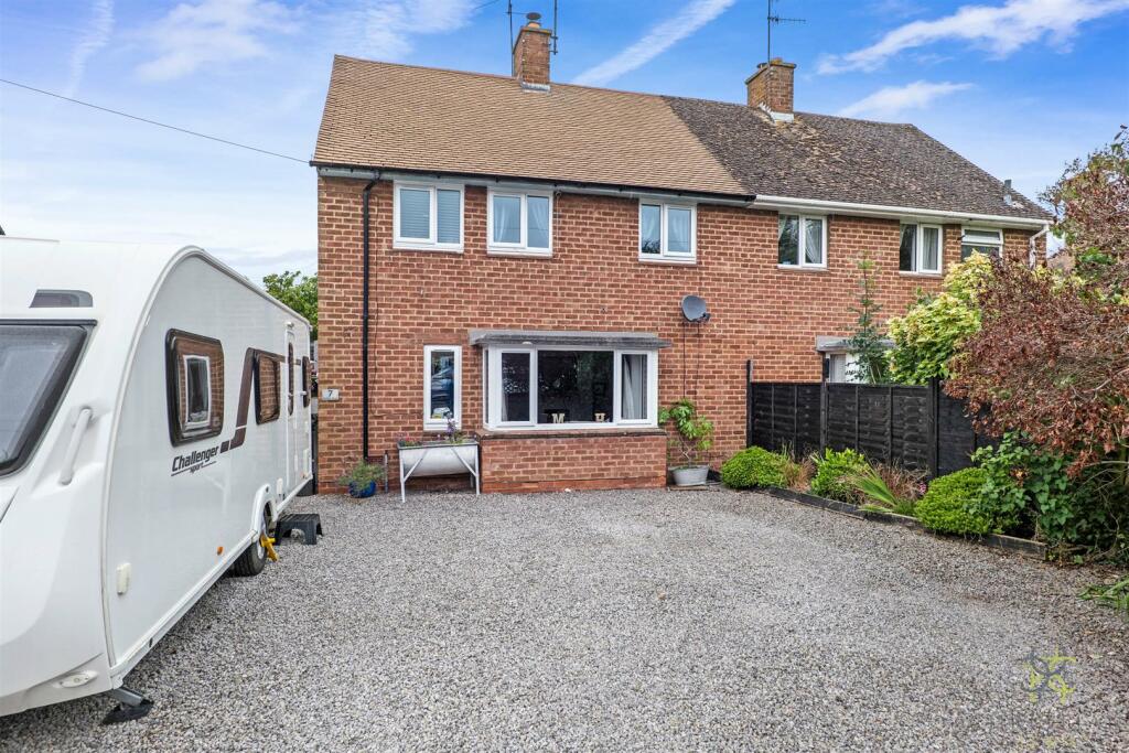 3 bedroom semidetached house for sale in Badsey Road, Evesham, WR11