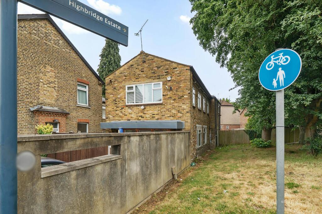 Main image of property: 40 New Windsor Street, Uxbridge, UB8 2TU