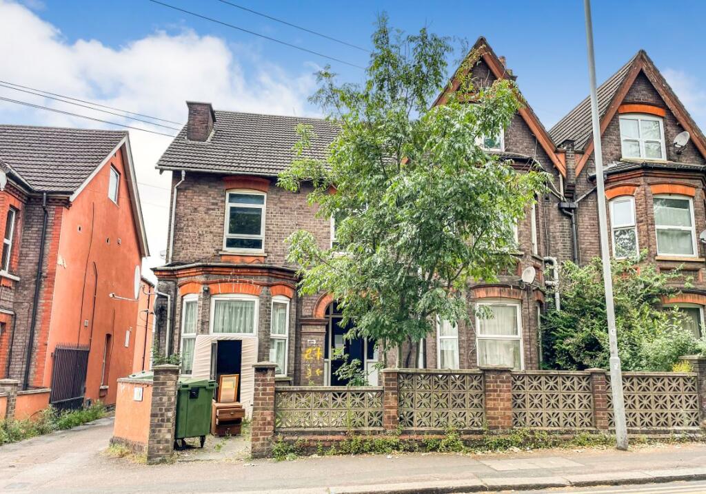 Main image of property: Flat 5, 27 Biscot Road, Luton, Bedfordshire, LU3 1AH