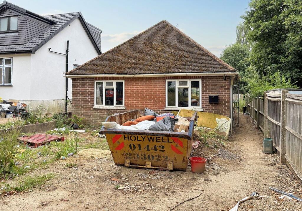 Main image of property: 90 Bucknalls Lane, Watford, Hertfordshire, WD25 9NH