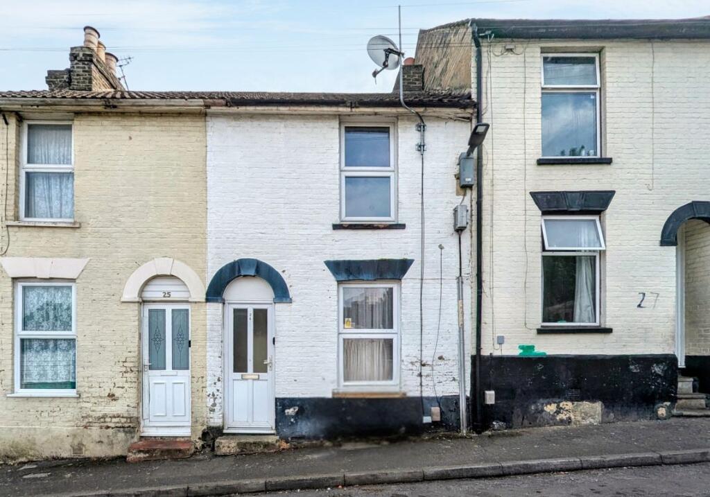 Main image of property: 26 Cromwell Terrace, Chatham, Kent, ME4 5PQ