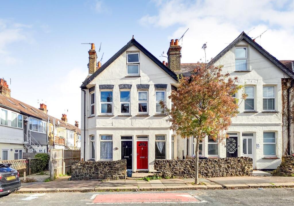 Main image of property: Flat 2, 192 Hainault Avenue, Westcliff-on-Sea, Essex, SS0 9EX