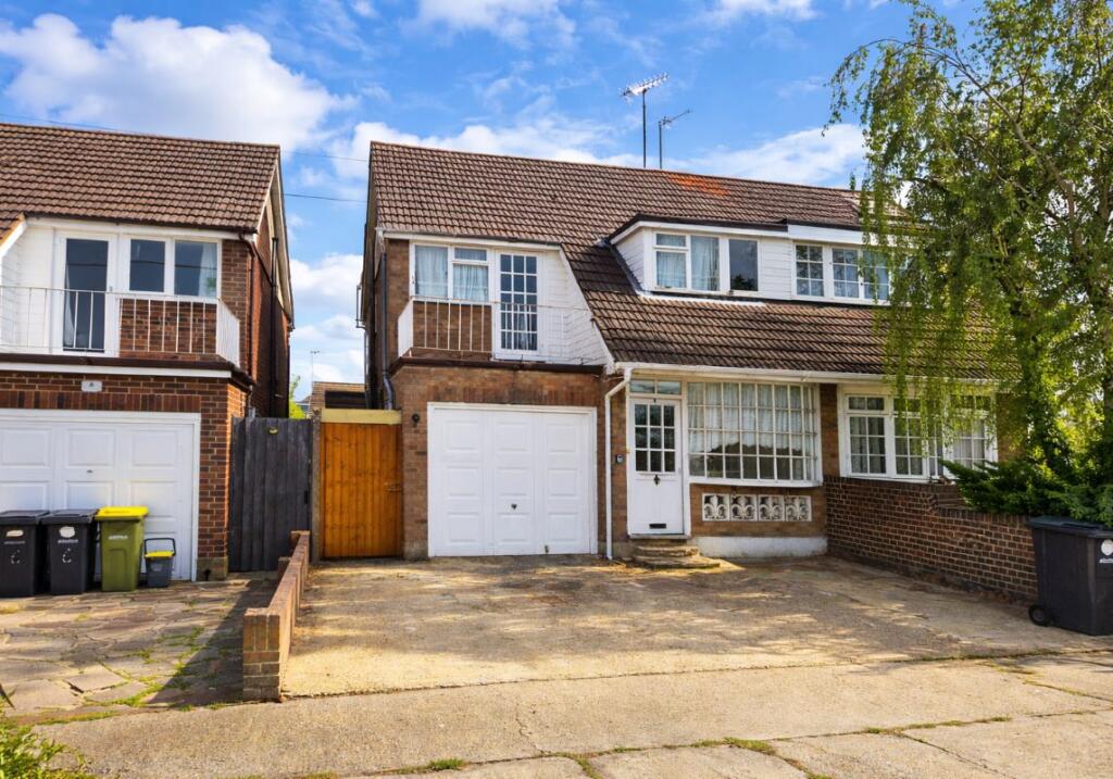 Main image of property: 4 Crouch View Grove, Hullbridge, Hockley, Essex, SS5 6LE